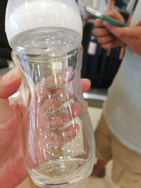 宽口径奶瓶300评价 冲着飞利浦这个大牌子买的,收到货感觉玻璃做工不