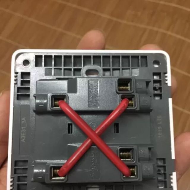 施耐德电气一位一开中途开关墙壁电源插座多控开关10a睿意白中途开关