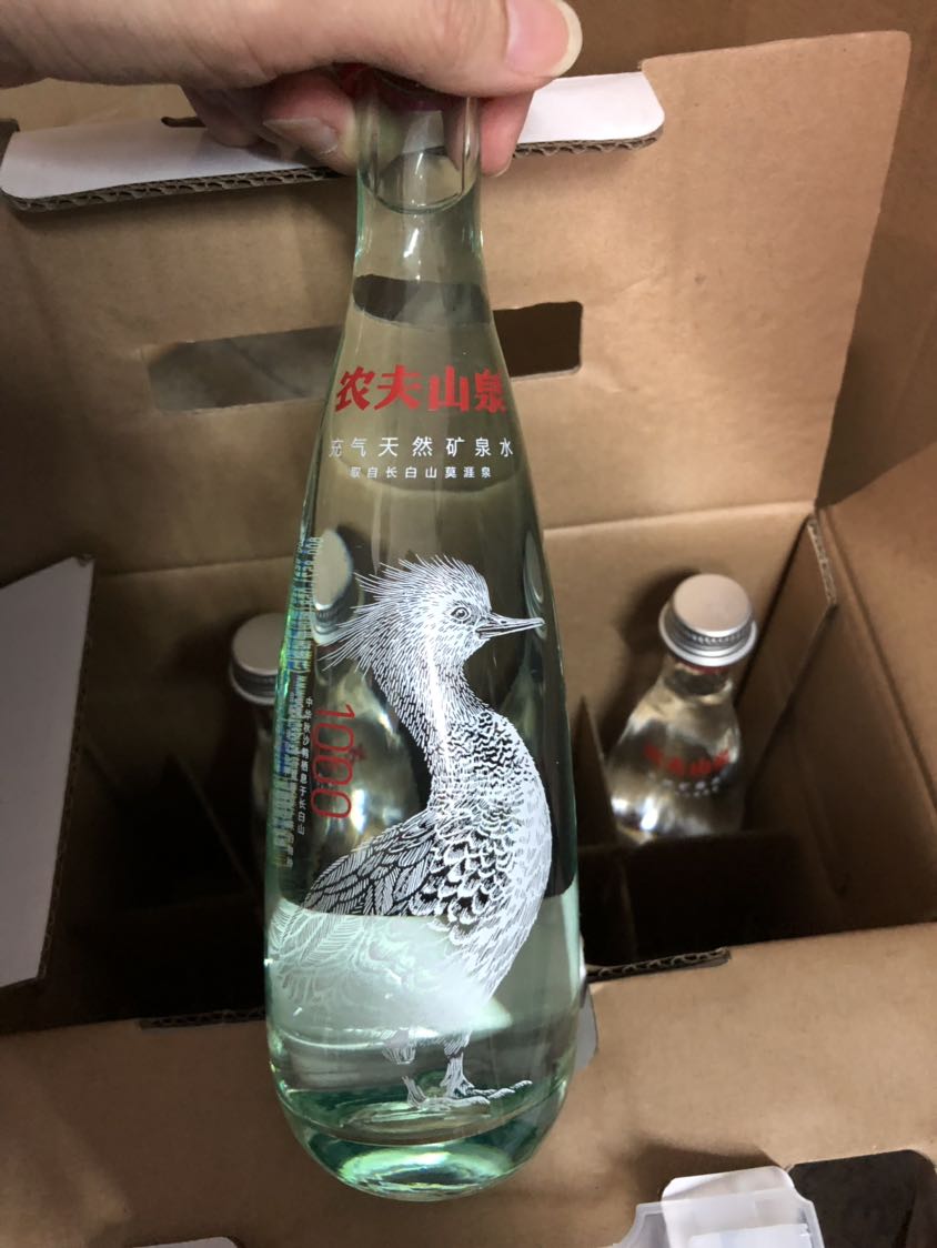 农夫山泉 高端天然矿泉水(玻璃瓶)350ml*8瓶 整箱 8种图案全套礼盒