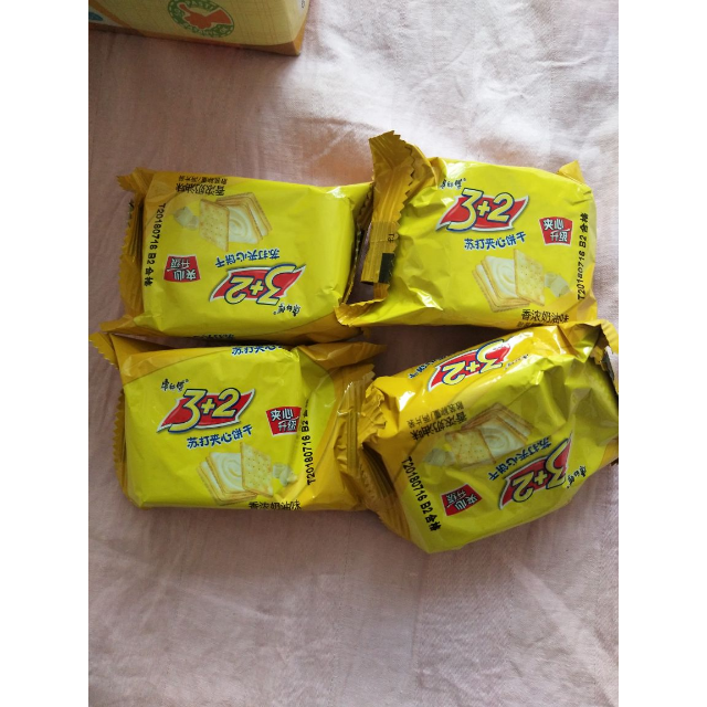 康师傅32苏打夹心饼干香浓奶油300克包