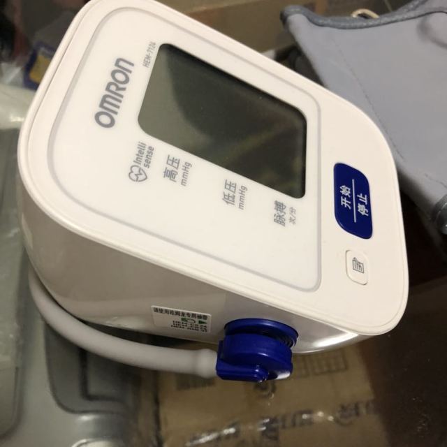 【赠体温计】欧姆龙(omron)电子血压计hem-7124 家用电子血压测量仪器