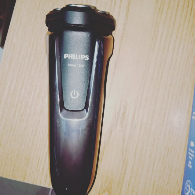 飞利浦(philips) 电动剃须刀 s1060/04 干湿两用三刀头全身水洗 充电