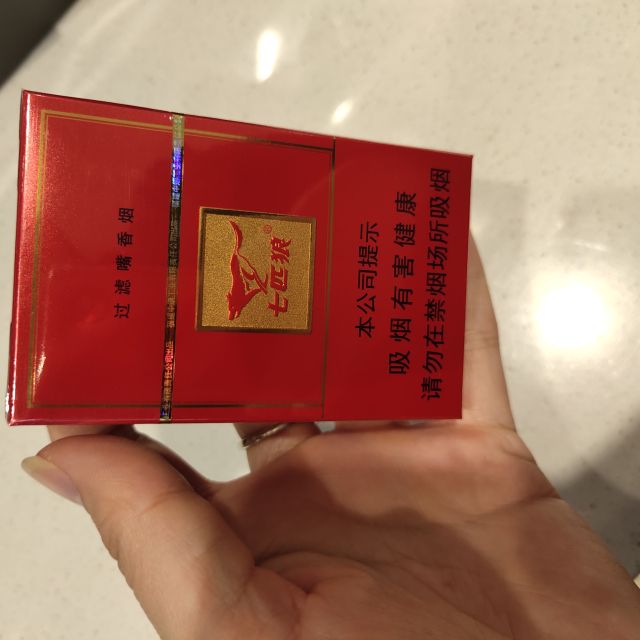 七匹狼红硬图片