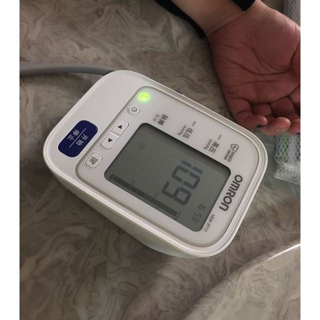 欧姆龙omron电子血压计hem8713上臂式智能加压血压仪老人家用全自动量