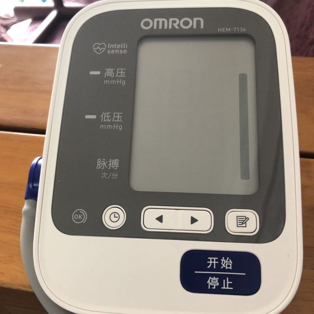 日本原裝進口歐姆龍omron電子血壓計hem7136上臂式智能加壓測量7130