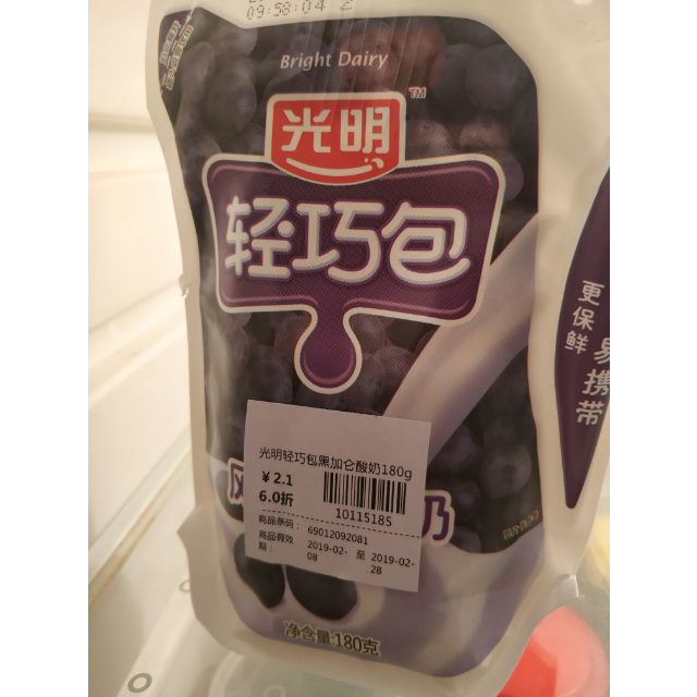 光明轻巧包黑加仑酸奶180g