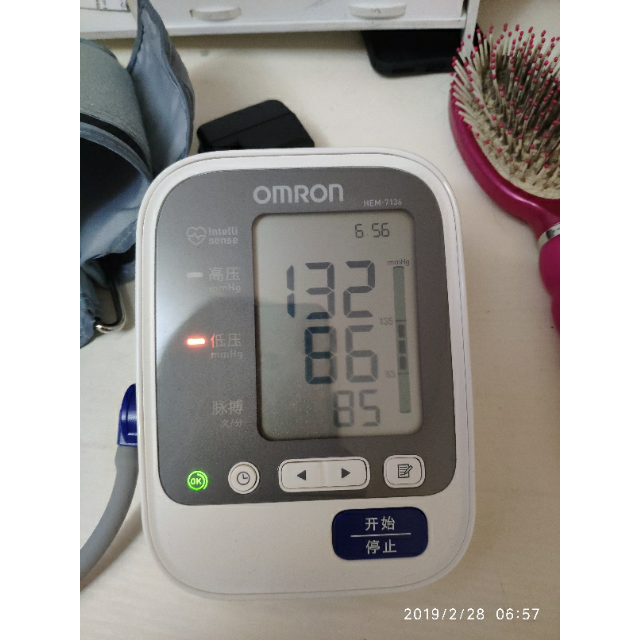 日本原装进口欧姆龙电子血压计hem7136家用上臂式全自动血压测量仪器