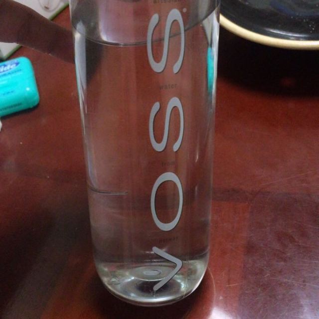 voss芙丝饮用天然泉水不含气st330ml塑料瓶挪威进口饮用水