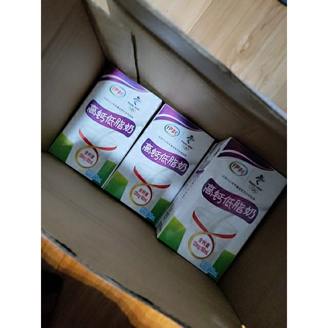 伊利纯牛奶无菌砖高钙低脂250ml24盒新老包装随机发货