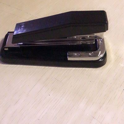 deli得力0314订书机学生用可订50页办公可用27#书钉 合金中型加厚订书