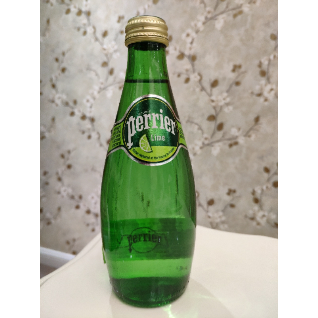 奢华玻璃瓶巴黎水perrier天然气泡矿泉水青柠味玻璃瓶装330ml24瓶箱