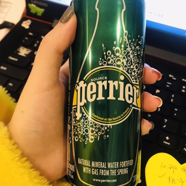 柠檬罐装巴黎水perrier天然气泡矿泉水柠檬味罐装330ml24罐箱进口饮用