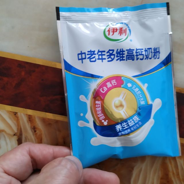 伊利中老年多维高钙奶粉400g袋装成人奶粉