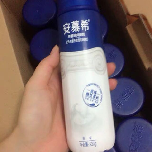 手拿安慕希的图片图片