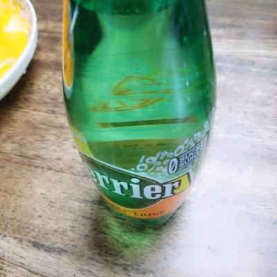 【产自法国】巴黎水（Perrier）天然气泡矿泉水（橘子味）塑料瓶装 500ml*24瓶/箱 进口饮用水晒单图