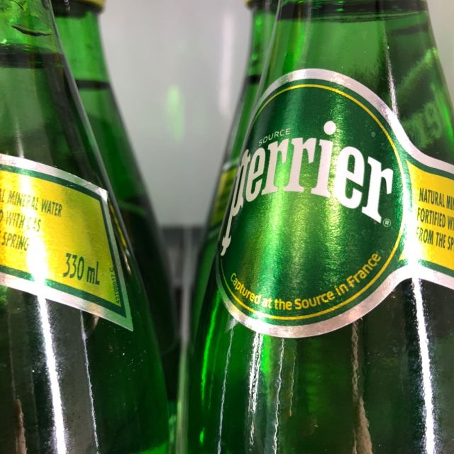 经典原味玻璃瓶巴黎水perrier天然气泡矿泉水原味玻璃瓶装330ml24瓶箱