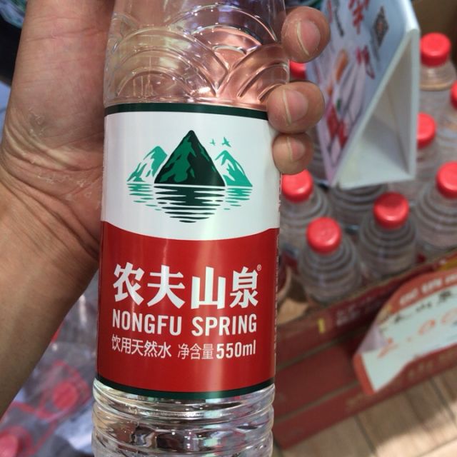 农夫山泉天然水550ml瓶装