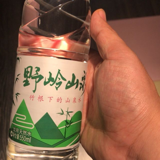 野岭山泉剐水550ml20瓶天然弱碱性饮用水矿泉水质矿物质水饮料山泉水