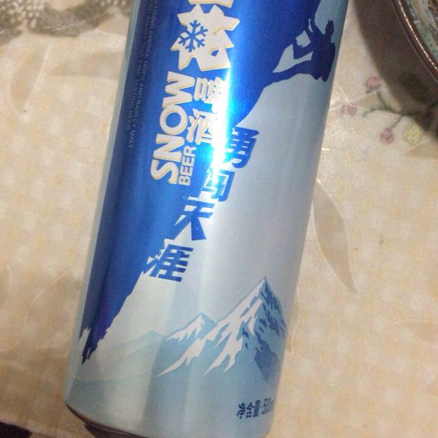 手拿雪花啤酒照片图片