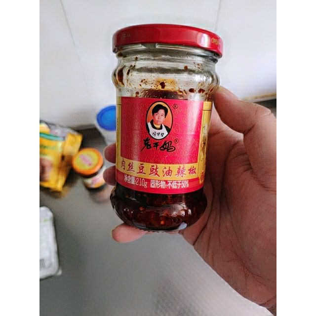 > 陶华碧老干妈肉丝豆豉油辣椒210g下饭菜佐餐酱拌饭酱香辣酱商品评价