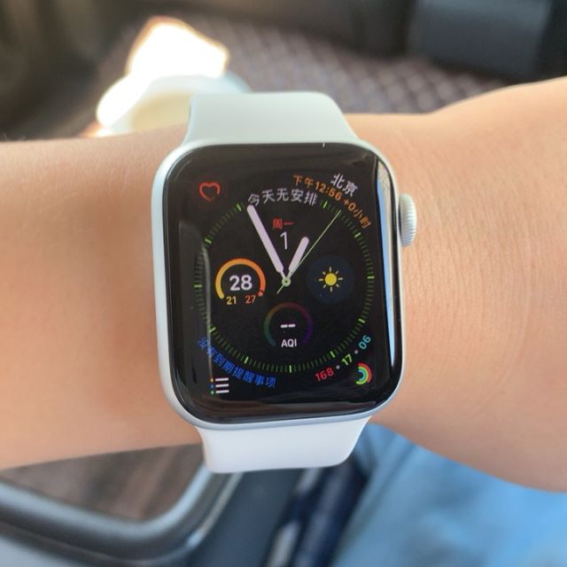 applewatchseries4智能手表gps40毫米银色铝金属表壳搭配白色运动型