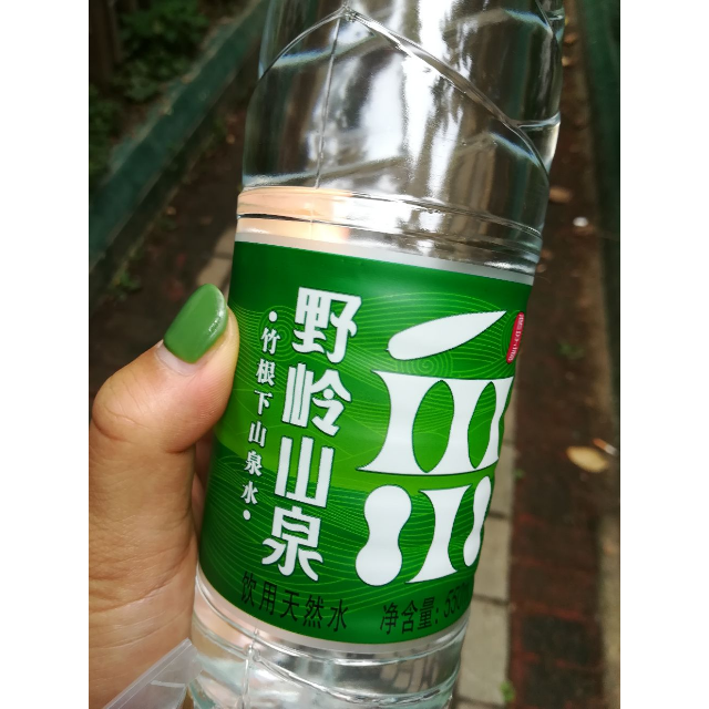 野岭山泉剐水550ml9瓶整箱小瓶装弱碱性饮用天然水非纯净水