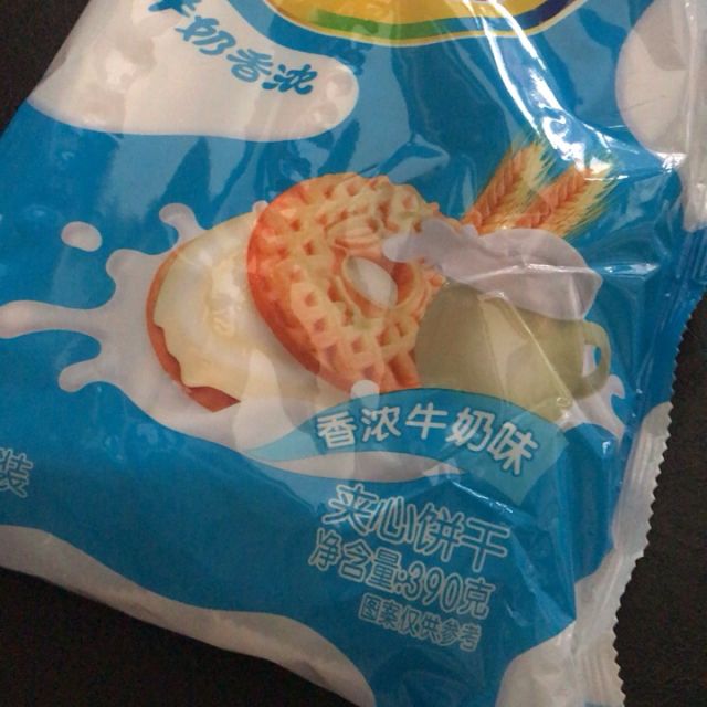 优冠牛奶特浓夹心饼干香浓牛奶味390g袋休闲零食饼干亿滋出品