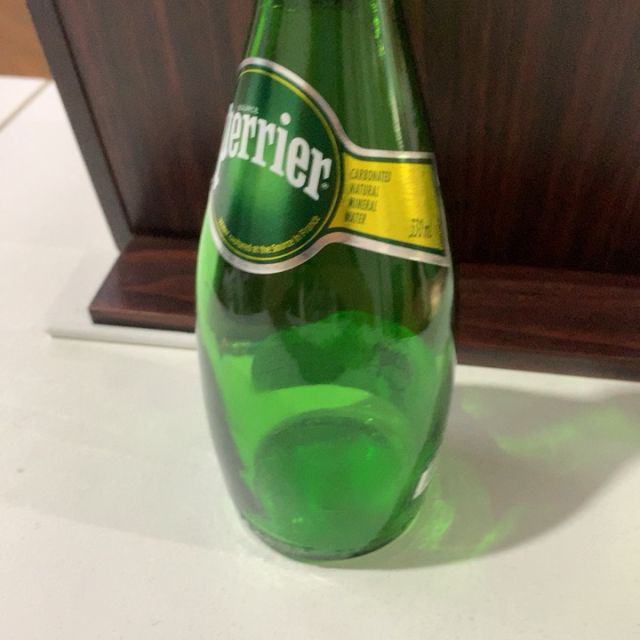 经典原味玻璃瓶巴黎水perrier天然气泡矿泉水原味玻璃瓶装330ml24瓶箱