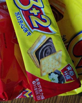 康师傅 3+2苏打夹心饼干 香草巧g力味375g晒单图