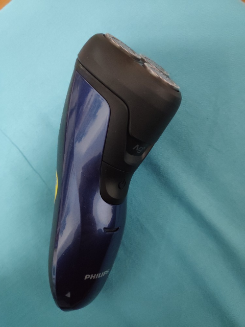 飞利浦(philips) 电动剃须刀 ft668/14 干湿两用三刀头可旋转式刮胡刀