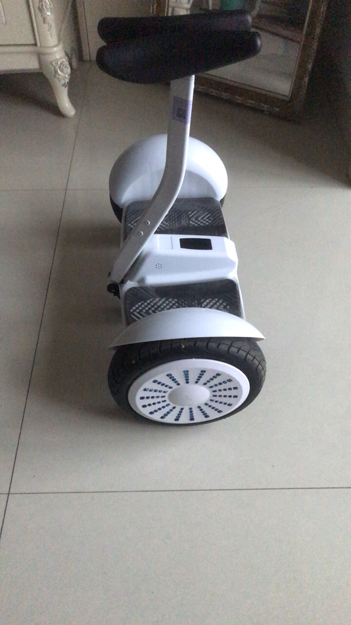 爱瑞德 白色q9-1 平衡车体感车 双轮长续航蓝牙播放手机app遥控 轻小