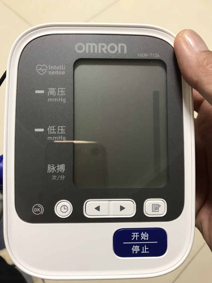 日本原裝進口 歐姆龍(omron)電子血壓計 hem-7136(上臂式) 智能加壓