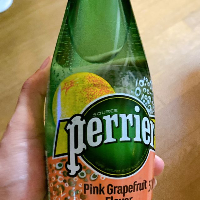 西柚味巴黎水perrier天然气泡矿泉水西柚味塑料瓶装500ml24瓶箱进口