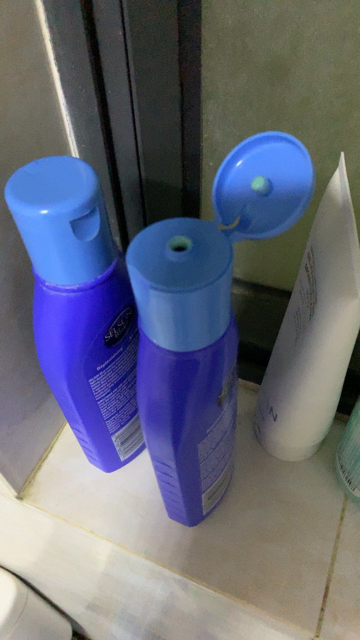 韩国蓝色瓶子的洗发水图片