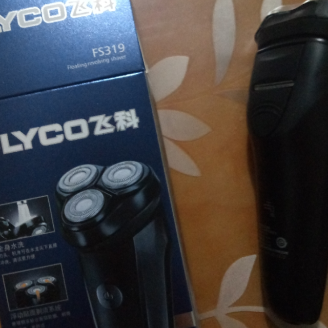 > 飞科(flyco)电动剃须刀fs319 三刀头充电式全身水洗旋转式刮胡刀