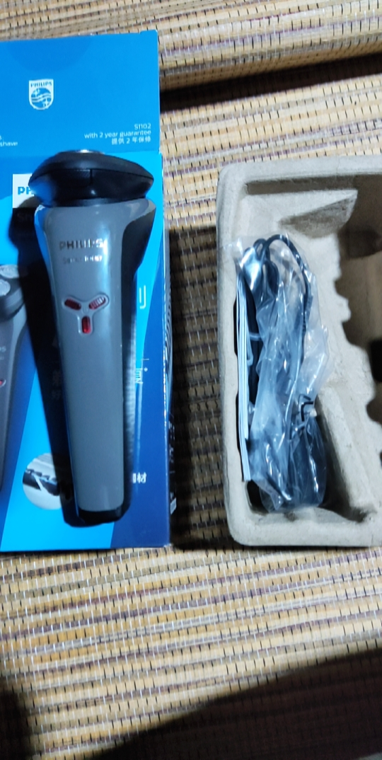 飞利浦(philips)s1102/02男士电动剃须刀 全身水洗 充电式剃胡刀 胡须