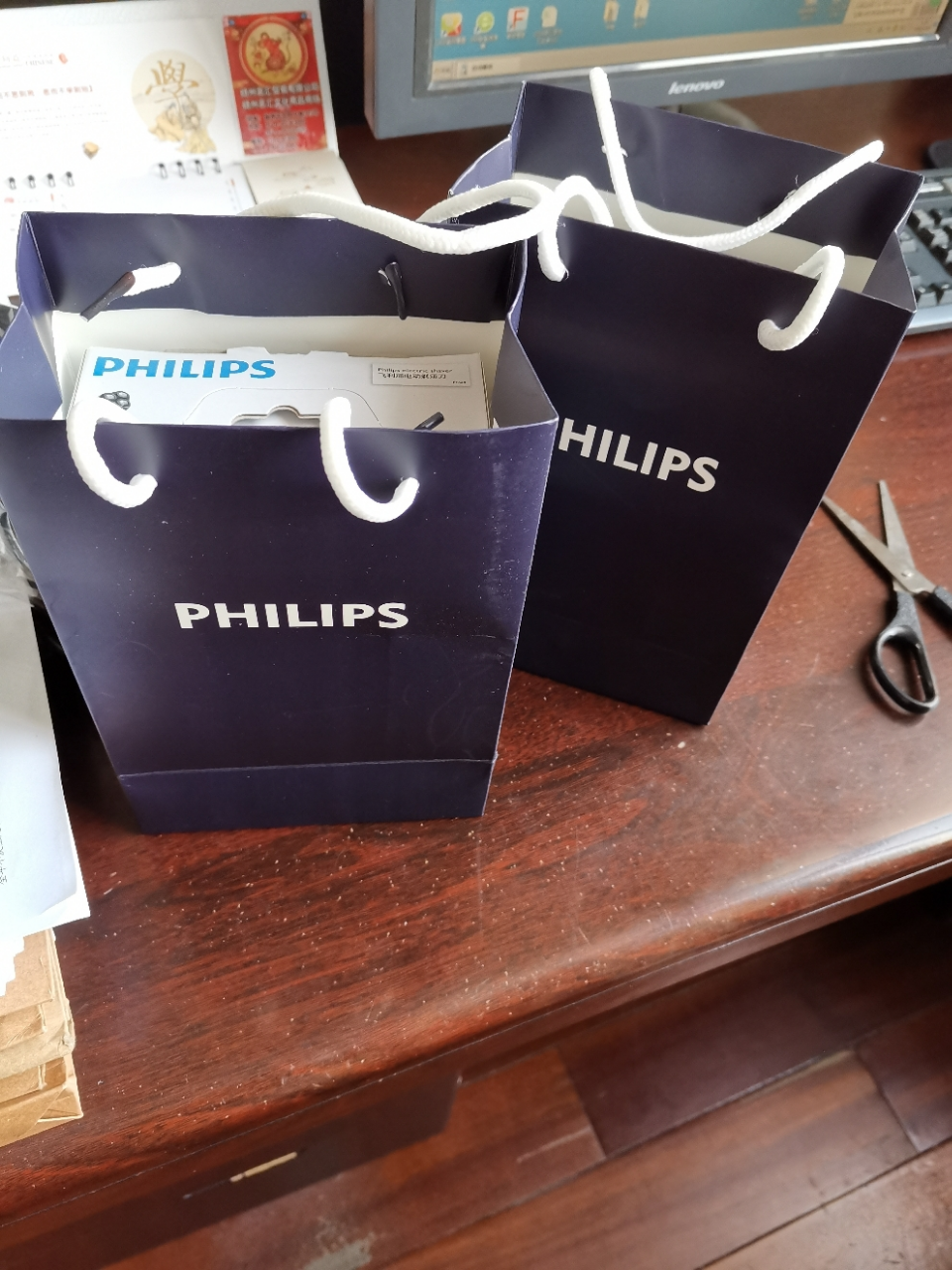 飞利浦(philips) 电动剃须刀 ft668/14 干湿两用三刀头可旋转式刮胡刀