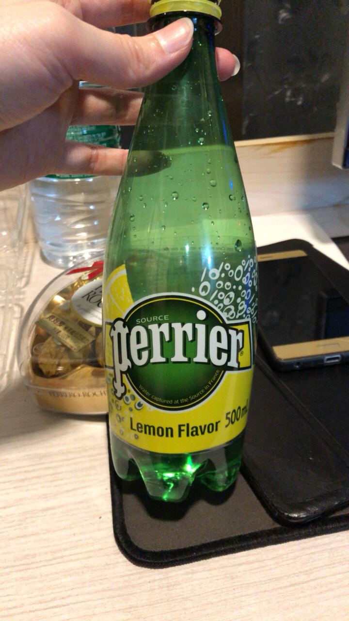 【产自法国】巴黎水(perrier)天然气泡矿泉水(柠檬味)塑料瓶装 500ml*