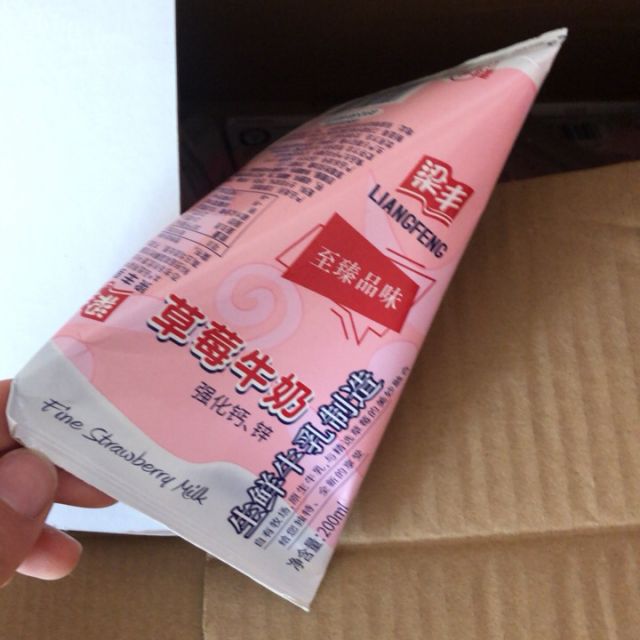 6月产梁丰草莓味网红牛奶三角包200mlx12包整箱