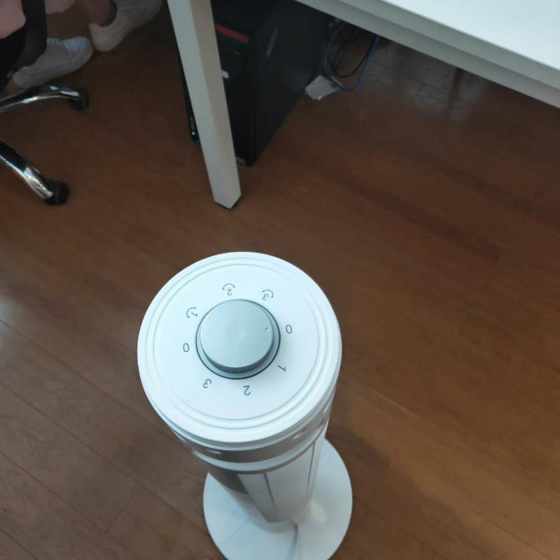 风柔音轻 三档调节 广角摇头 铜芯电机 时尚旋钮 纤细造型 电风扇