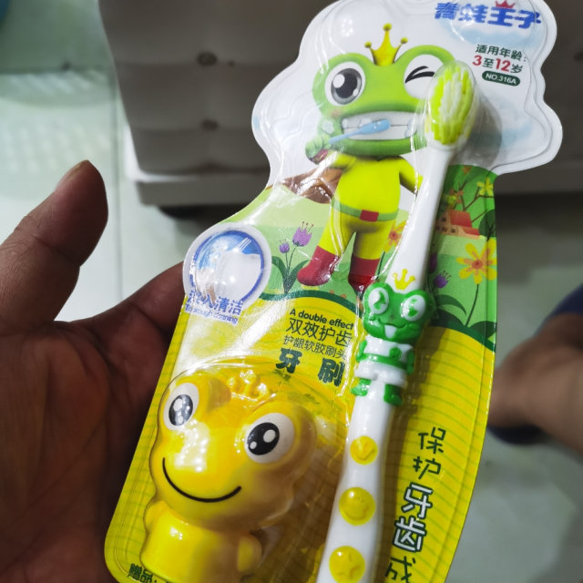 青蛙王子妙奇蛙幼儿童牙刷双效护齿龈乳牙换牙期刷牙软毛宝宝牙刷颜色