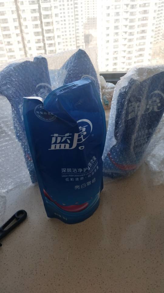 蓝月亮 亮白增艳洗衣液袋装1kg*4 薰衣草香 洁净亮丽 白衣更白 彩衣更艳 温和不伤手 低泡易漂 袋装补充更实惠晒单图