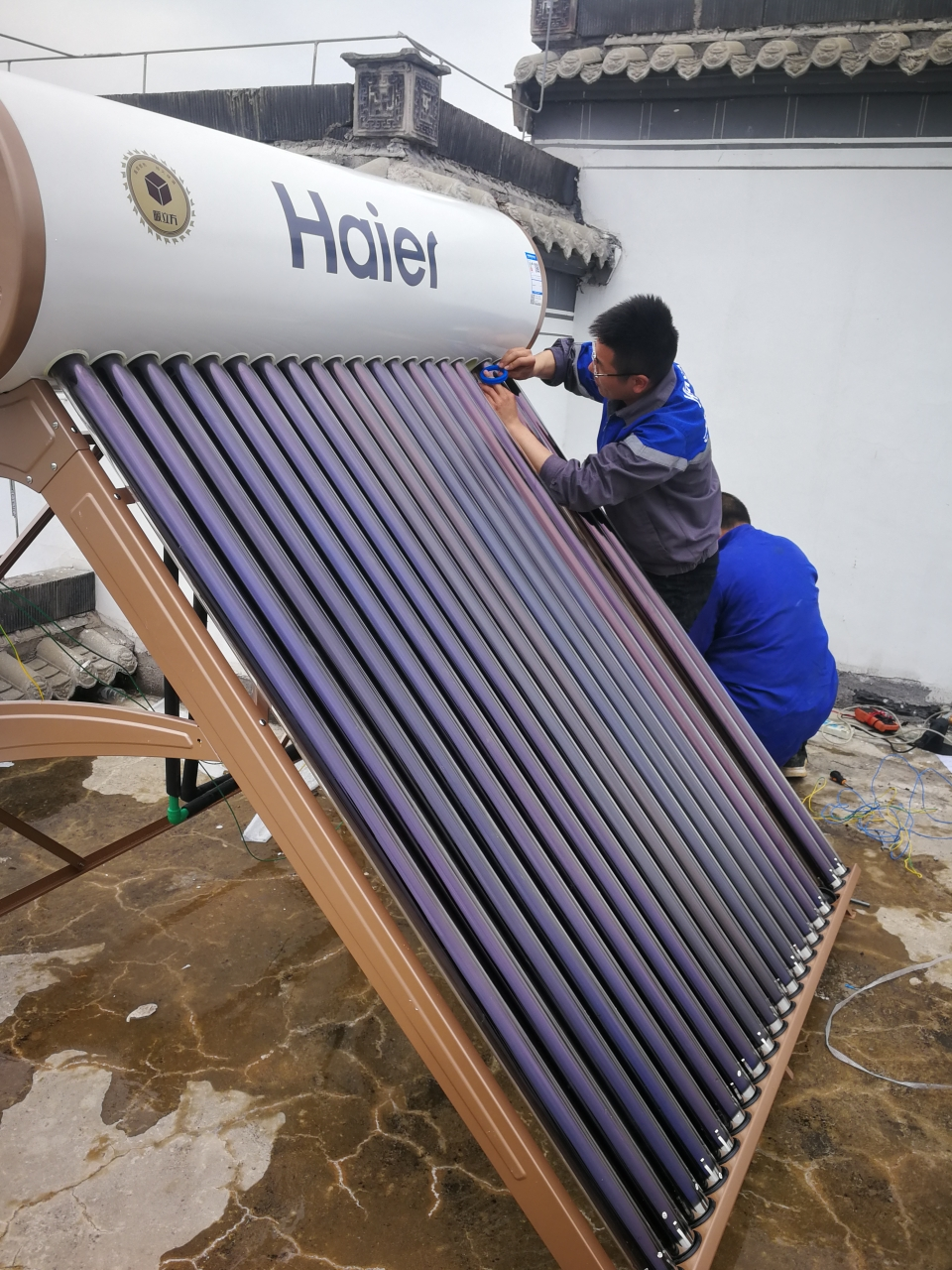 海尔(haier)太阳能热水器家用 电热水器 光电两用 自动上水 水箱防冻