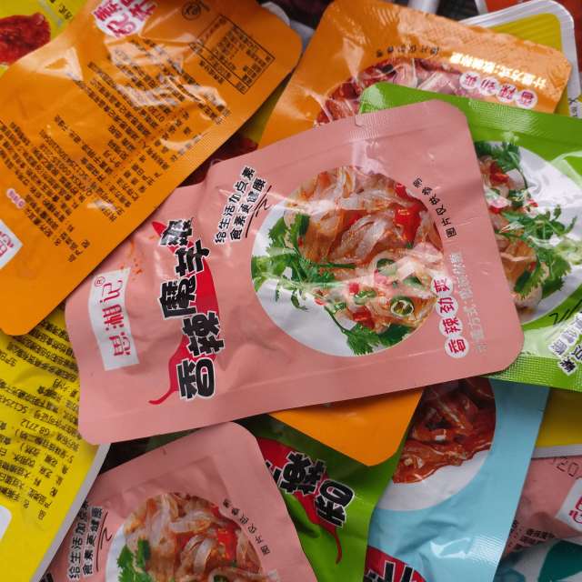 零食大礼包熬夜小零食宿舍必备耐吃肉类熟食网红小吃充饥夜宵辣味零食