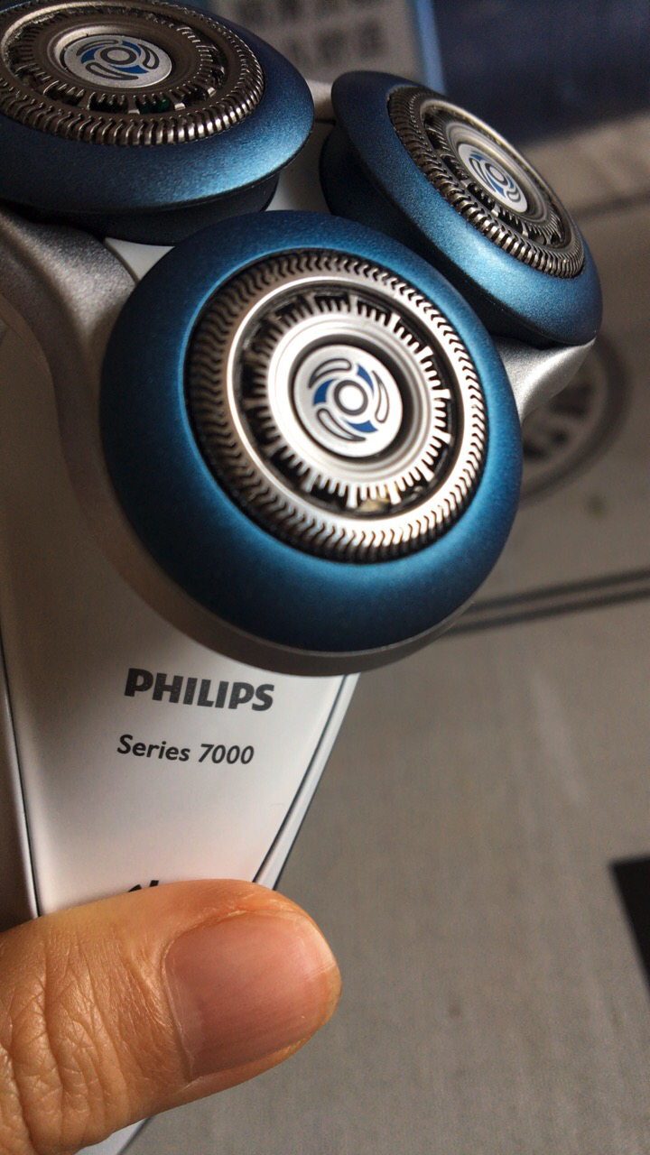 飞利浦(philips) 电动剃须刀 s7310/12 干湿两用三刀头全身水洗 充电