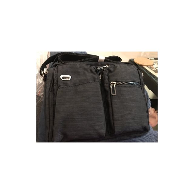 黑色横款男士单肩包大小合适,非常轻便