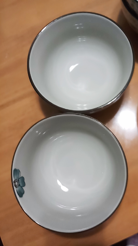 这么贵的碗,居然大小,高低不同不说,居然碗口还不圆.很失望.