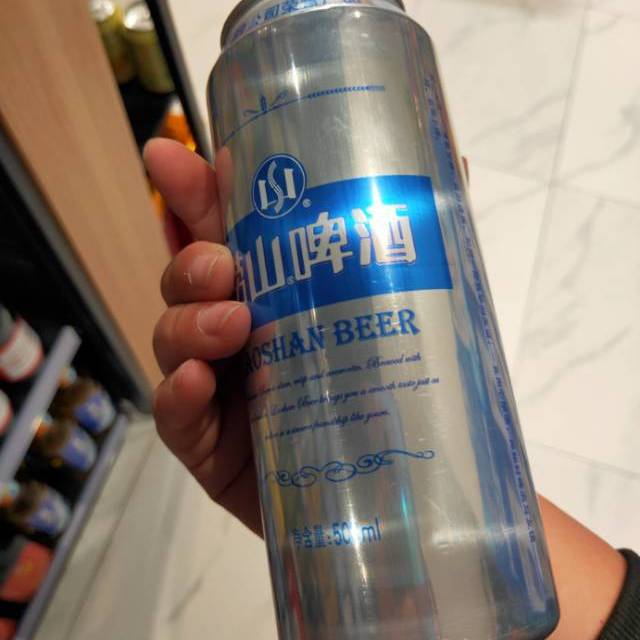 手拿啤酒图片罐装图片