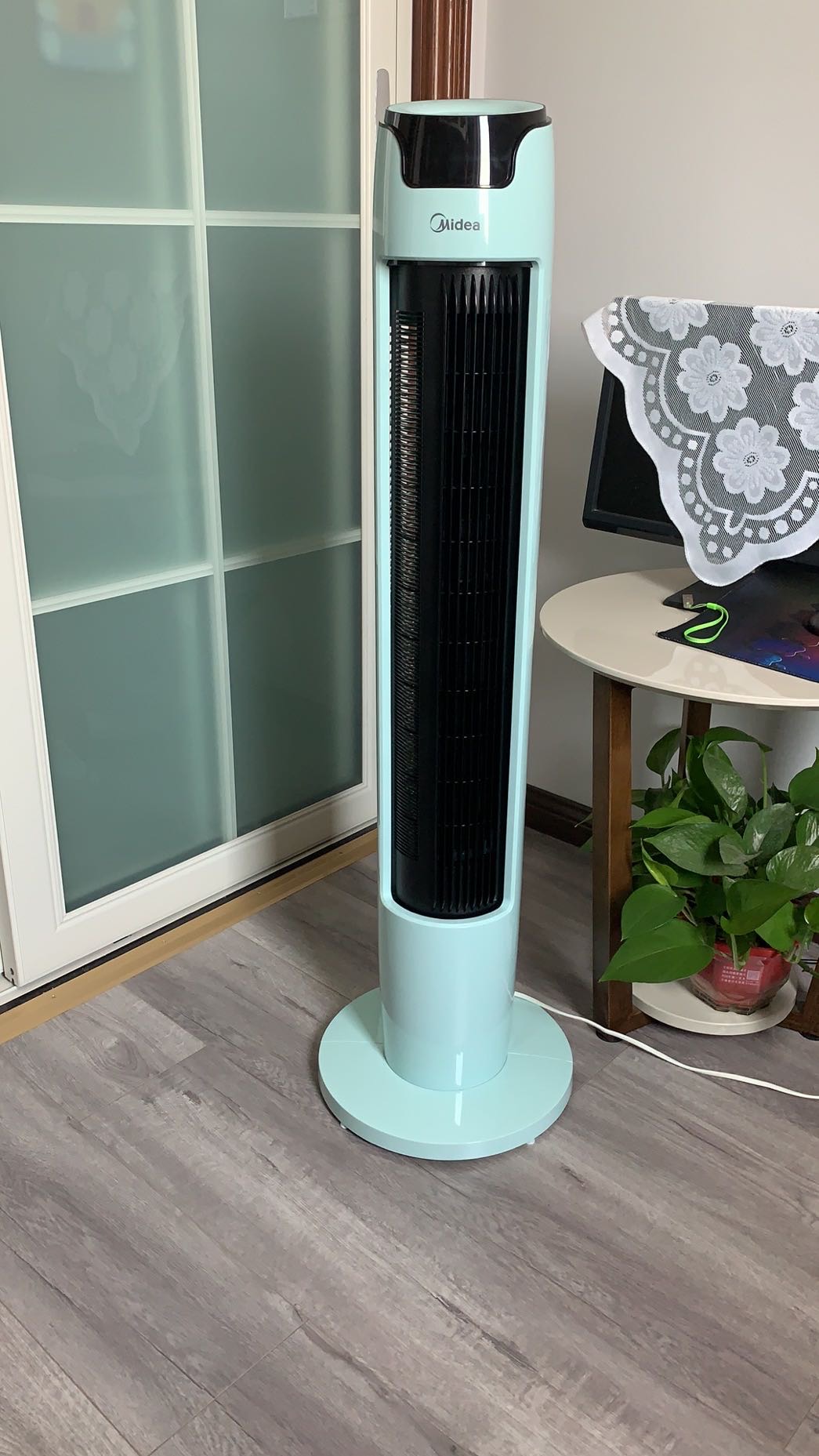 美的电风扇无叶落地扇遥控塔扇家用 zad09pb 静音母婴立式遥控定时