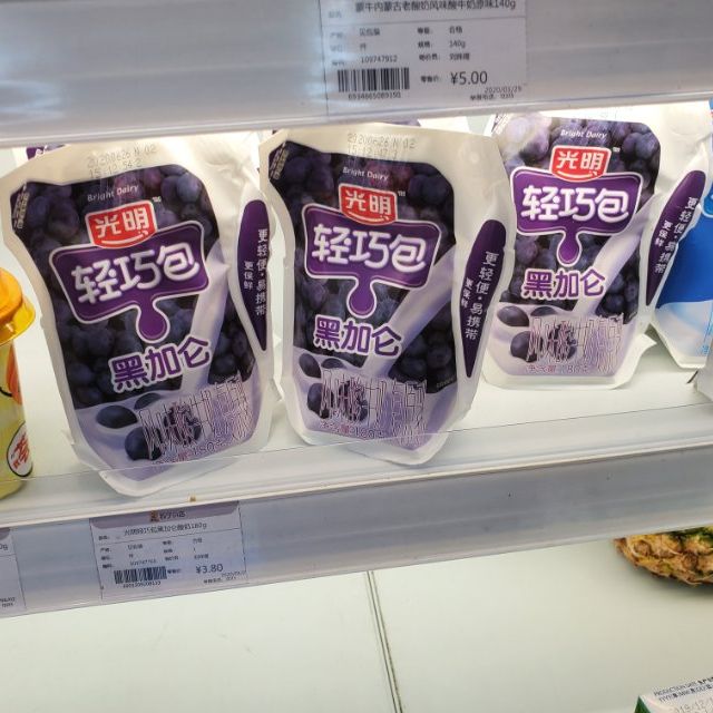 光明轻巧包黑加仑酸奶180g